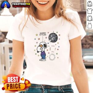Cute cartoon ladies tee featuring Snoopy kissing, perfect for disco occasions and casual wear. Ideal for fun-loving fans!