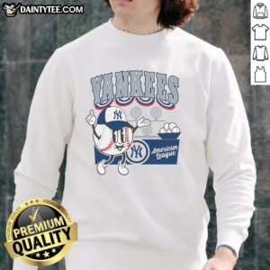 Awesome Mitchell & Ness cream New York Yankees Step Back Up sweatshirt showcasing team logo and stylish design.