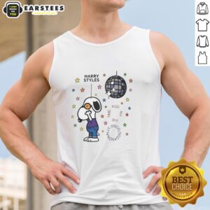 Cute cartoon tank top featuring Snoopy kissing, perfect for disco occasions and casual wear.