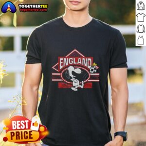Alt Text: Top Peanuts Snoopy X England Soccer T-Shirt featuring Snoopy in a soccer jersey, perfect for fans and collectors.