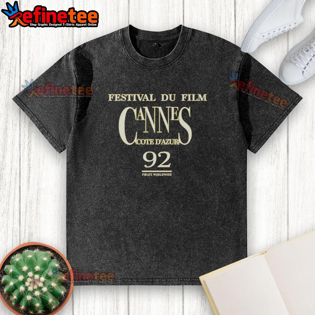 top-joe-pesci-cannes-film-festival-2018-festival-du-film-cannes-cote-dazur-washed-t-shirt Joe Pesci at the 2018 Cannes Film Festival wearing a stylish washed t-shirt, showcasing his iconic casual look.