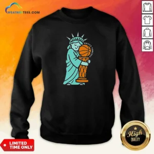 Funny Statue Of Liberty Hug Larry O'Brien Trophy Knicks Forever Sweatshirt