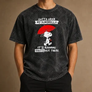 Top Snoopy Gotta Grab My Dumbrella It'S Raining Idiots Out There Washed T-Shirt