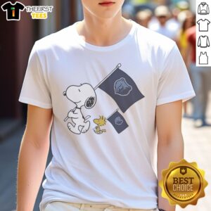 Top Snoopy And Woodstock Holding Memphis Grizzlies Flags To Cheer Shirt featuring vibrant graphics