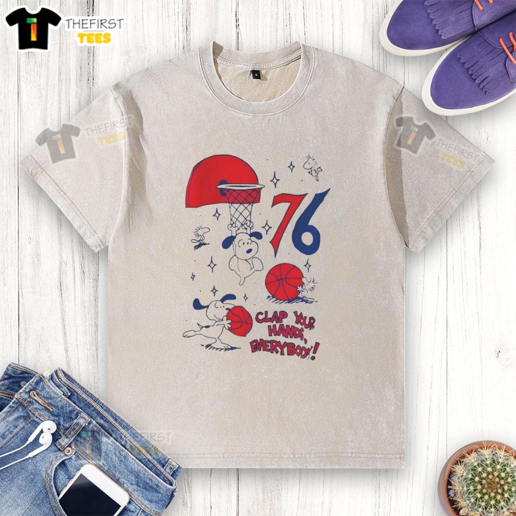 pretty-snoopy-x-philadelphia-76ers-clap-your-hands-everybody-washed-t-shirt Pretty Snoopy X Philadelphia 76ers Clap Your Hands Everybody T-Shirt, featuring a playful Snoopy design for fans.