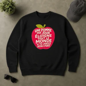 Premium Good Une Pomme Par Jour Eloigne Tout Le Monde Si Tu Lances Assez Fort Humor Sweater